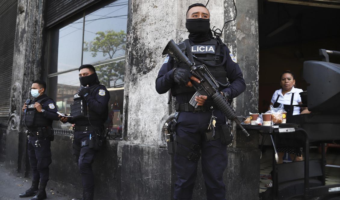 Poliser står vakt i centrala San Salvador i El Salvador. Arkivbild. Foto: Salvador Melendez/AP/TT