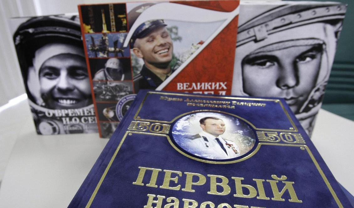 Ryska böcker, som här om Jurij Gagarin, får inte längre importeras i Ukraina. Arkivbild. Foto: Misha Japaridze/AP/TT