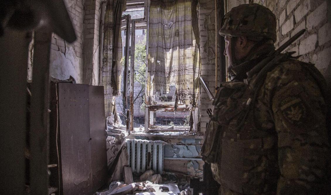 En ukrainsk soldat i den beskjutna staden Sievjerodonetsk. Arkivbild. Foto: Oleksandr Ratushniak/AP/TT
