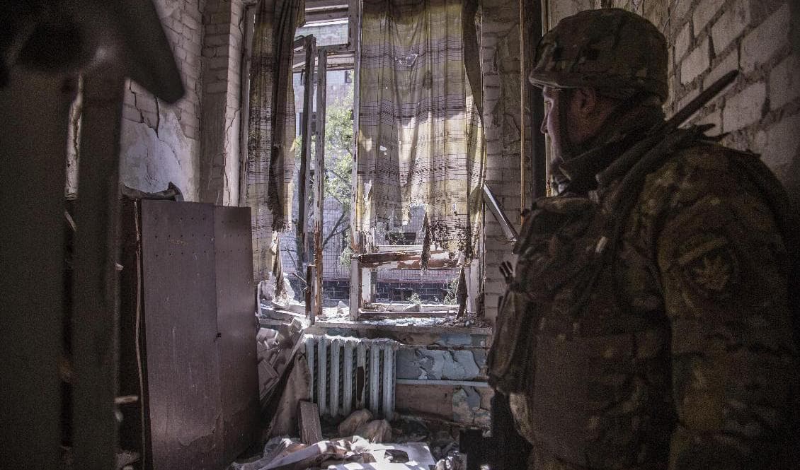 En ukrainsk soldat i den beskjutna staden Sievjerodonetsk. Arkivbild. Foto: Oleksandr Ratushniak/AP/TT