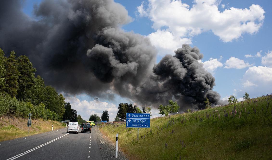 Tidigare under söndagen var rökutvecklingen så kraftig att räddningstjänsten utfärdade ett VMA där boende i området uppmanades gå inomhus och stänga fönster och dörrar. Foto: Mattias Landström/TT