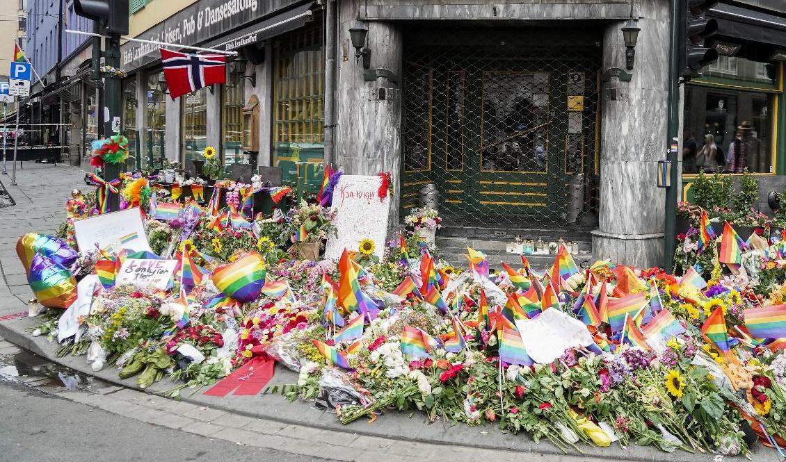 Blommor i närheten av brottsplatsen i Oslo under söndagen, där två personer sköts till döds och ytterligare ett 20-tal skadades i ett terrordåd natten till lördagen. Foto: Terje Pedersen/NTB/TT