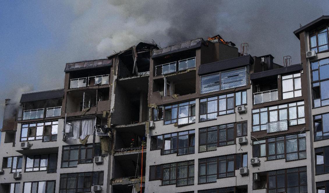Rök stiger från ett bostadshus efter söndagsmorgonens explosioner i Kiev. Foto: Nariman El-Mofty/AP/TT