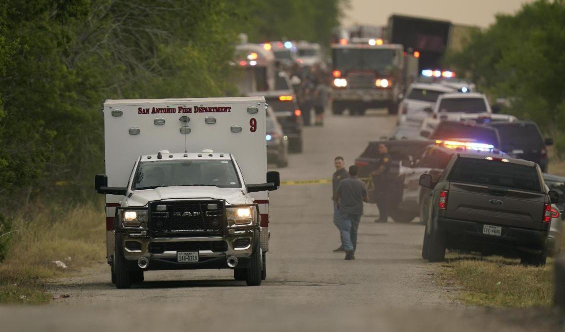 En ambulans lämnar platsen där över 40 döda hittats i en lastbil. Runt 16 överlevande har förts till sjukhus, enligt poliskällor. Foto: Eric Gay/AP/TT
