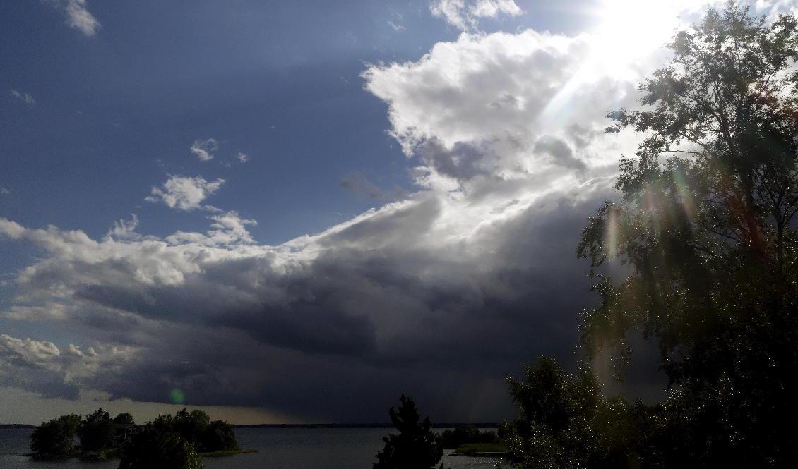 Olika molnområden kommer att röra sig över landet i helgen. Arkivbild. Foto: Hasse Holmberg/TT