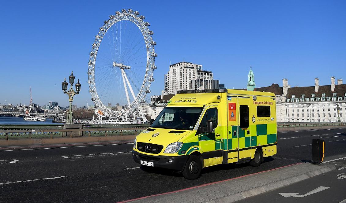 En ambulans kör på Westminister Bridge i London den 25 mars 2020. Foto: Alex Davidson/Getty Images