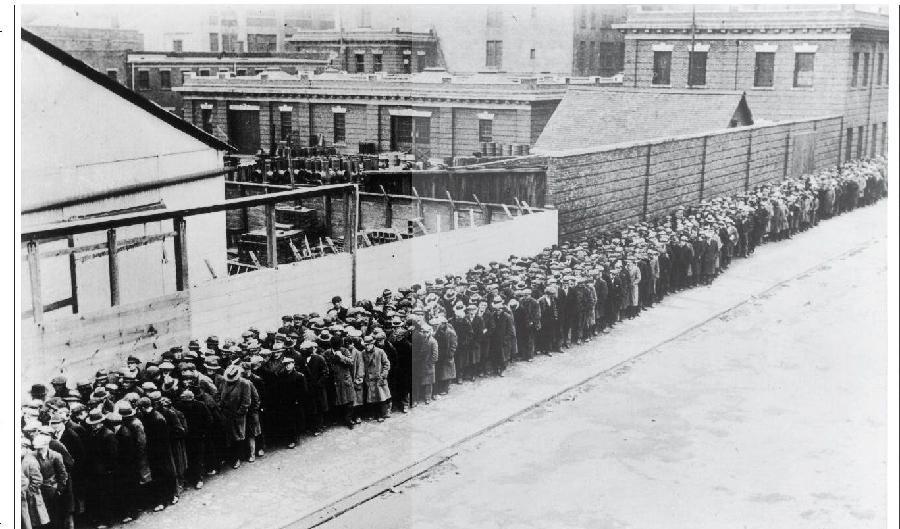 


En lång rad arbetslösa och hemlösa män väntar utanför det kommunala logihuset för att få gratis middag under den stora depressionen, i New York, USA, cirka 1930. Foto: Archive  Photos /Getty Images                                                                                                                                    