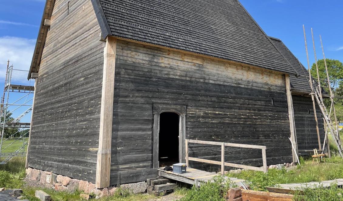 Rekonstruktionen av Södra Råda kyrka är klar. Kyrkan är byggd med medeltida tekniker och nästa steg är att rekonstruera dess målningar. Foto: Gunnar Almevik