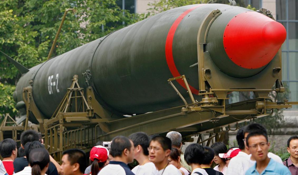 Besökare går förbi en kärnvapenmissil vid ett kinesiskt militärmuseum i Peking den 23 juli 2007. Kärnvapenarsenalen i världen väntas öka det kommande decenniet, enligt fredsforskningsinstitutet Sipri. Foto: The Eng Koon/AFP via Getty Images