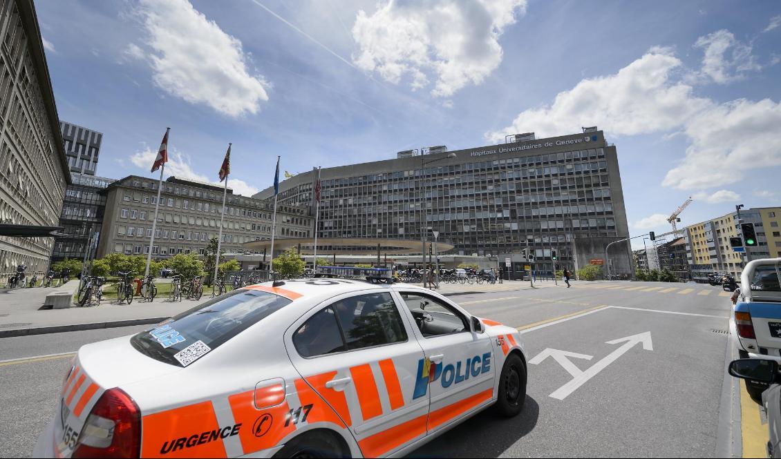 En polisbil syns vid Genéves universitetsuniversitet den 31 maj 2015. Foto: Fabrice Coffrini/AFP via Getty Images