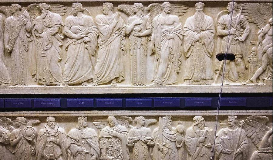 








En skalmodell av en fris med historiens många ”laggivare”, som Hammurabi och Moses, står utställd i den amerikanska högsta domstolen i Washington DC. Foto: Chip Somodevilla/Getty Images                                                                                                                                                                                                                                                                                                                                                                                                            