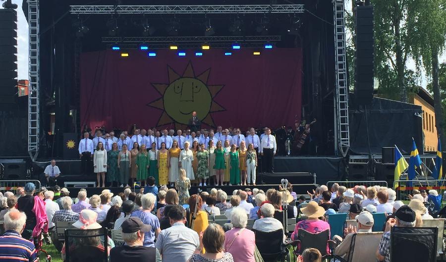 
Under nationaldagsfirandet på Sandgrundsudden i Karlstad sjöng Selmas systrar tillsammans med vokalensemble Manhem. Foto: Kristina I. Kleinert                                            