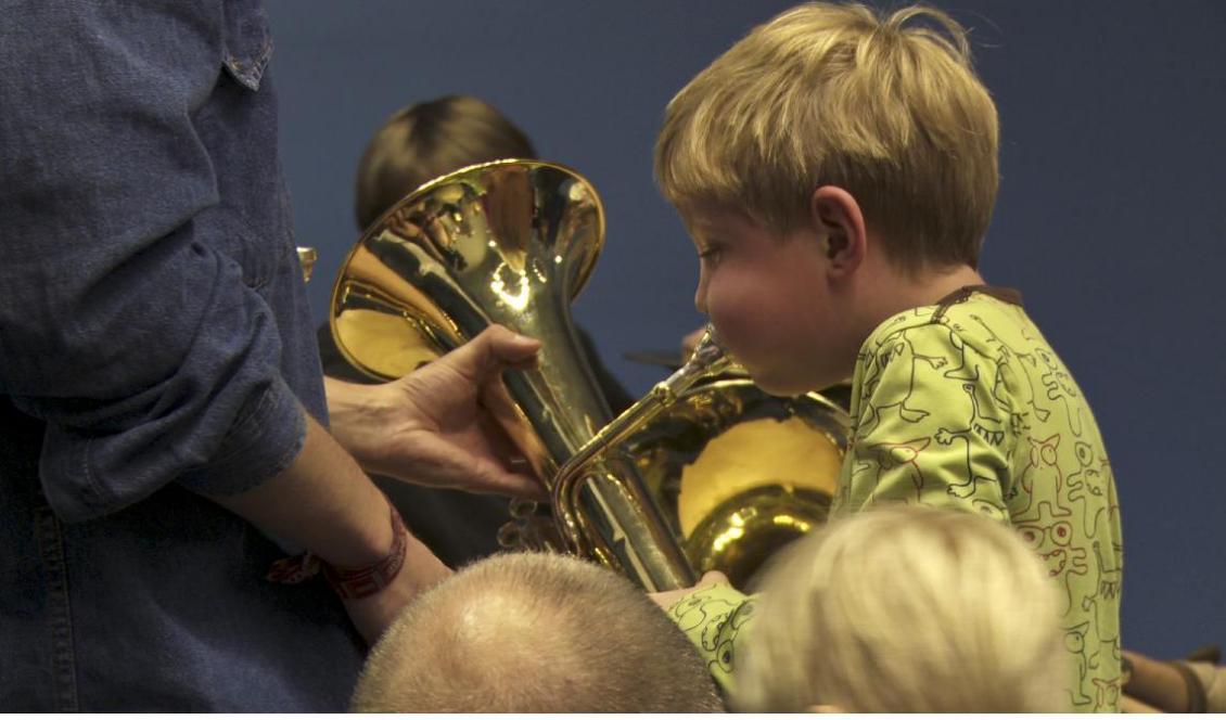 

Det är viktigt att barn får möjlighet att prova och upptäcka musik och kultur. Foto: Bilbo Lantto                                                                                        
