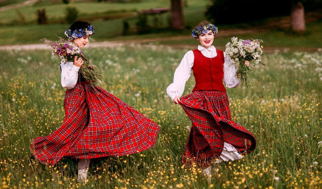 Midsommar är den glädjens tid som ännu uppmärksammas på många håll. Bilden från firandet av Jani i Lettland med många urgamla sedvänjor. Foto: Shutterstock