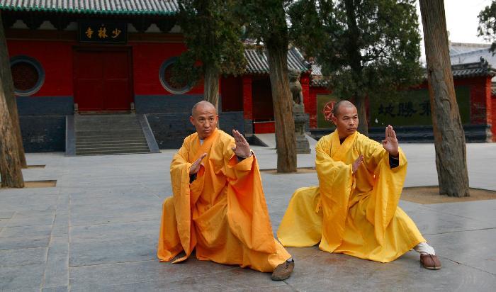 


Gong fu syftar på färdighet, och en person kan således ha gong fu inom många områden. I väst har termen dock ofta transkriberats som kung fu, på grund av Wade-Giles-latiniseringen från 1892. Foto: Shi Deru                                                                                                                                    