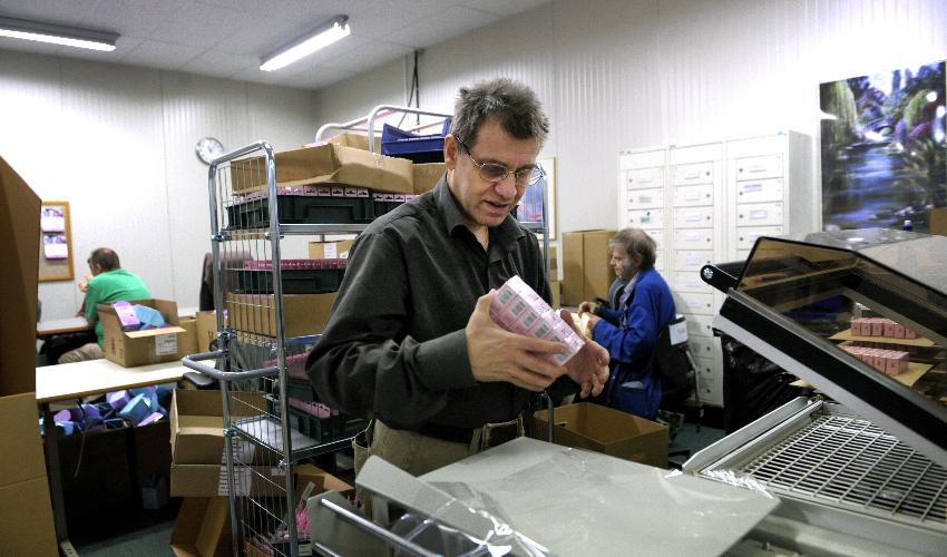 Georg Eriksson jobbar på Samhall i Jordbro. Moderaterna och Sverigedemokraterna anser att Samhall måste återgå återgå till sitt kärnuppdrag. Foto: Janerik Henriksson/Scanpix