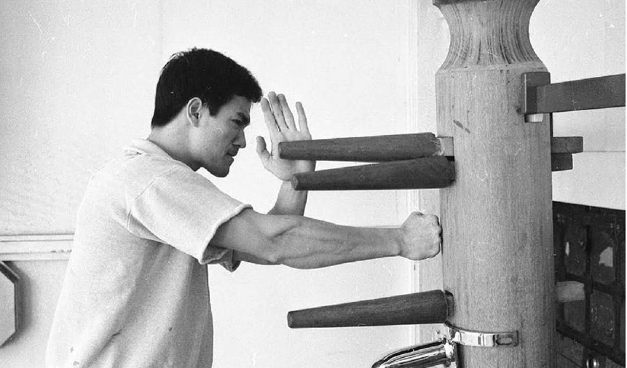 



Wing Tsun, som populariserades av Bruce Lees mästare, Ip Man, har en filosofi som är byggd på enkelhet, ekonomiska rörelser, och att den snabbaste vägen från punkt A till punkt B är en rak linje. Foto: Marty  Anderson                                                                                                                                                                                