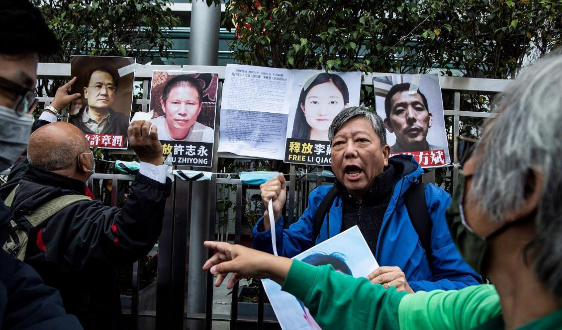 Demokratiaktivister demonstrerar utanför det kinesiska sambandskontoret i Hongkong den 19 februari 2020. På ett av plakaten syns Xu Zhiyong som frihetsberövat efter att ha kritiserat president Xi Jinpings hantering av covid-19-pandemin. Foto: Isaac Lawrence/AFP via Getty Images