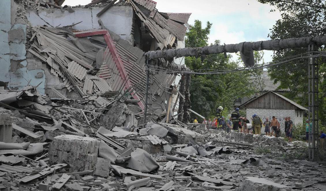 En bombad byggnad i Lysytjansk i östra Ukraina. Bilden togs i mitten av juni. Foto: Efrem Lukatsky/AP/TT