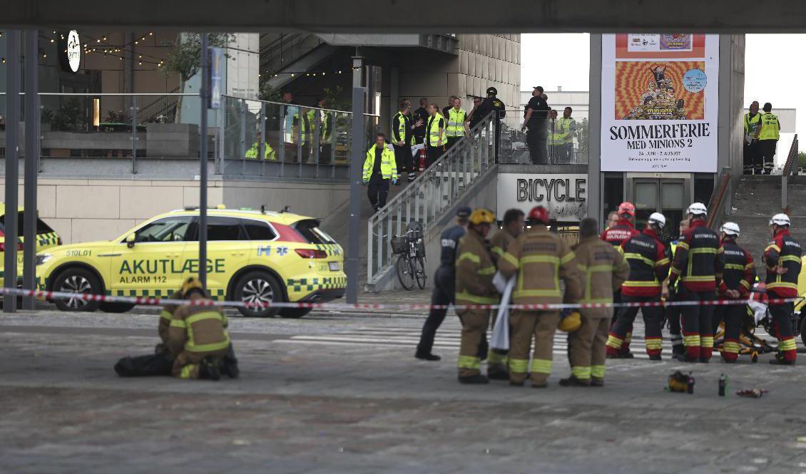 
Polis och räddningsfordon i närheten av det köpcentrum i Köpenhamn där flera personer sköts ihjäl på söndagskvällen. Foto: Andreas Hillergren/TT                                            