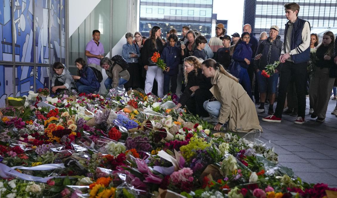 Många samlades på tisdagen för att hedra dödsoffren i skjutningen som skakade Köpenhamn i söndags. Foto: Sergei Grits/AP