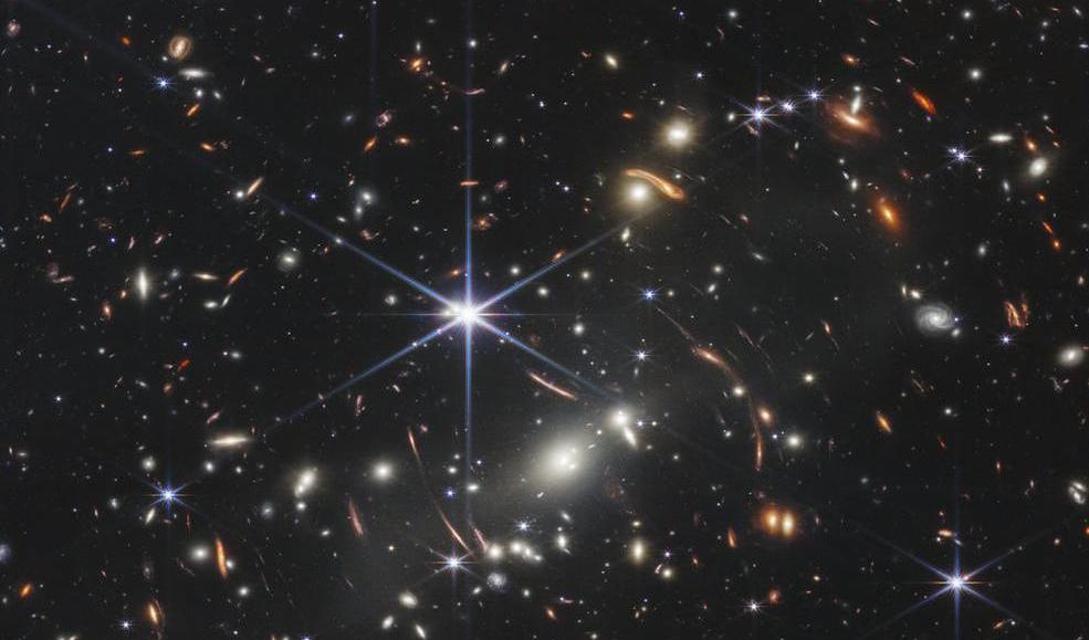 
Den första offentliggjorda bilden från James Webb-teleskopet visar en grupp med galaxer som har fått namnet SMACS 0723. Ljuset från galaxerna har färdats runt 13 miljarder år, från universums barndom. Foto: NASA/ESA/CSA via AP/TT                                            