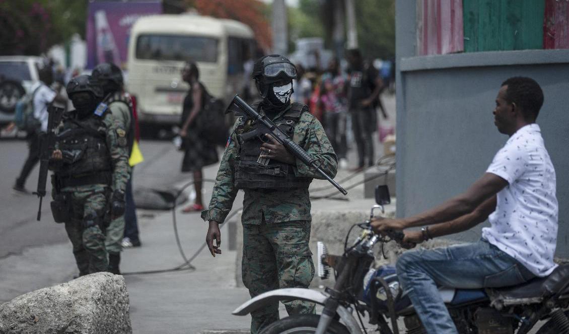 Soldater säkrar ett område runt statliga kontor i huvudstaden Port-au-Prince, efter en vecka av våldsamheter. Foto: Odelyn Joseph/AP/TT