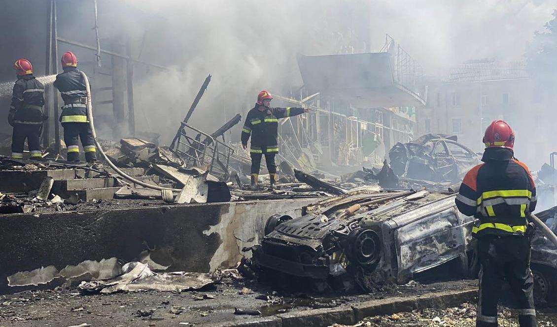 Brandmän försöker släcka branden efter attacken i Vinnytsia. Foto: Ukrainian Emergency Service/AP/TT