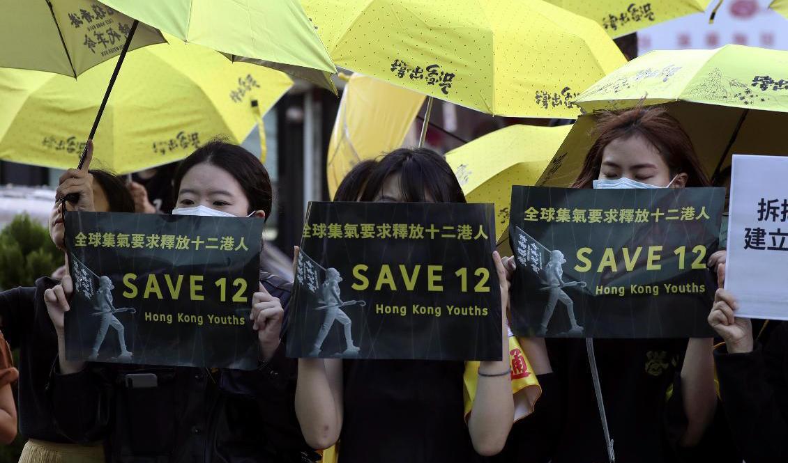 Demonstranter i Taiwan kräver att de tolv som greps efter ett flyktförsök från Hongkong, ska släppas. Arkivbild. Foto: Chiang Ying-ying/AP/TT