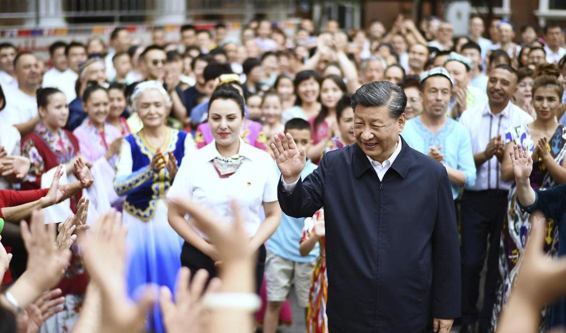 Xi Jinping besöker samhället Guyuanxiang i Xinjiangregionen. Foto: Yan Yan/AP/TT