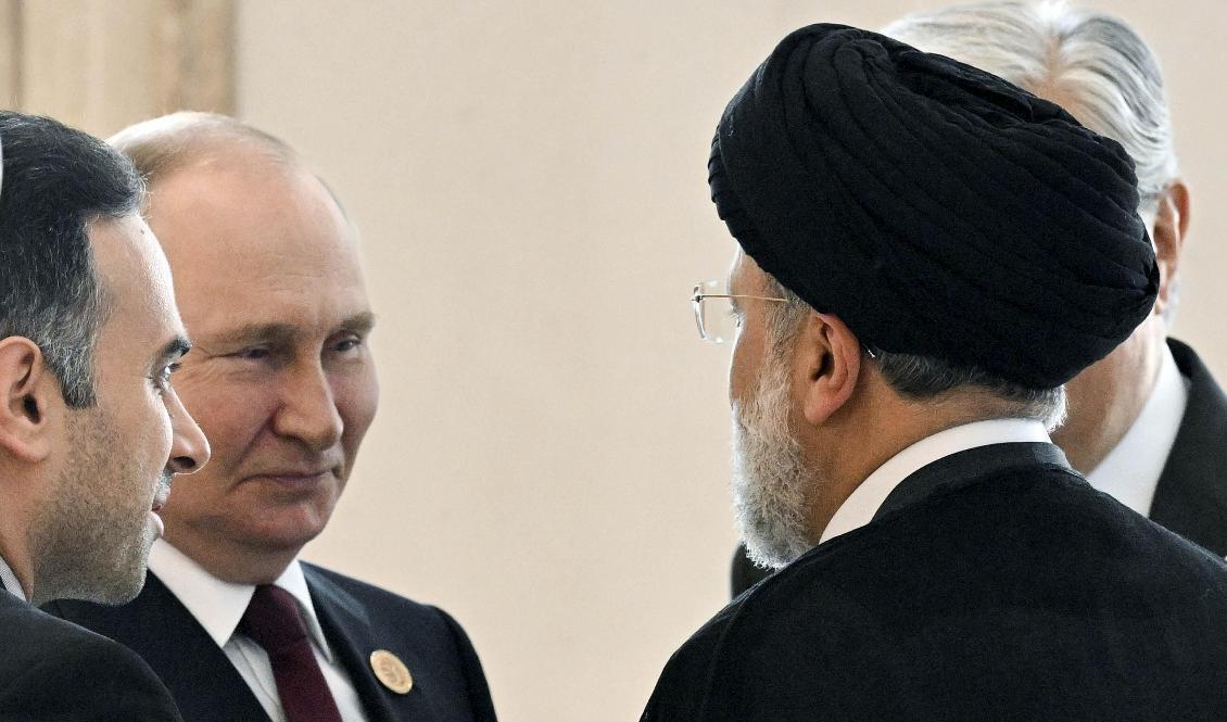 Ryska presidenten Vladimir Putin träffade Irans president Ebrahim Raisi i ett toppmöte med kaspiska länder i slutet av juni i år. Foto: Grigory Sysoyev/Kreml via AP/TT