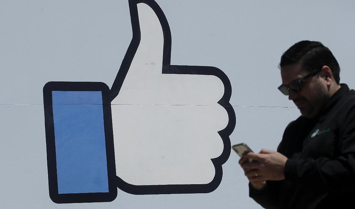 Facebookgrupper genererar fejkade rekommendationer av produkter som säljs på Amazon. Nu stämmer Amazon administratörerna av grupperna. Arkivbild. Foto: Jeff Chiu/AP/TT