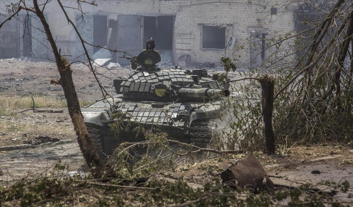 En ukrainsk stridsvagn i samband med strider i Sievjerodonetsk i Luhansk – som till stora delar kontrolleras av Ryssland – i juni. Arkivbild. Foto: Oleksandr Ratushniak/AP/TT