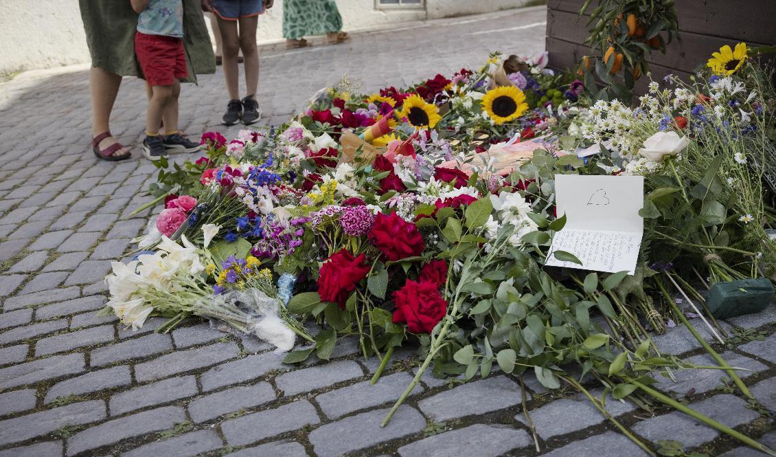 Blommor vid platsen där psykiatrisamordnaren Ing-Marie Wieselgren knivhöggs till döds i centrala Visby under Almedalsveckan. Foto: Karl Melander/TT