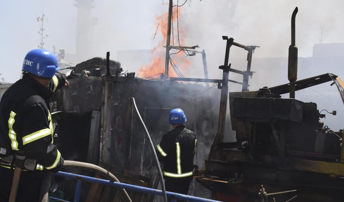 Brandmän släcker en brand i hamnen i Odessa under lördagen efter den ryska attacken. Foto: Efrem Lukatsky/AP/TT