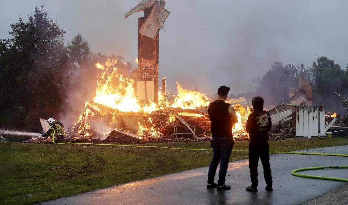 En kraftig brand utbröt i en lada i Gnarp i Hälsingland under måndagskvällen. Den spred sig sedan till ett bostadshus som brann ned. Foto: Mats Andersson/TT