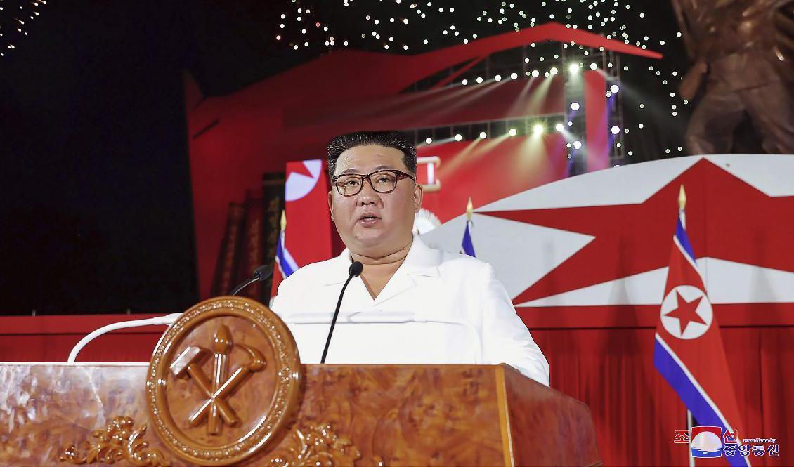 Kim Jong-Un talade med anledning av årsdagen av Koreakrigets slut. Bilden har distribuerats från det nordkoreanska styret. Foto: AP/TT