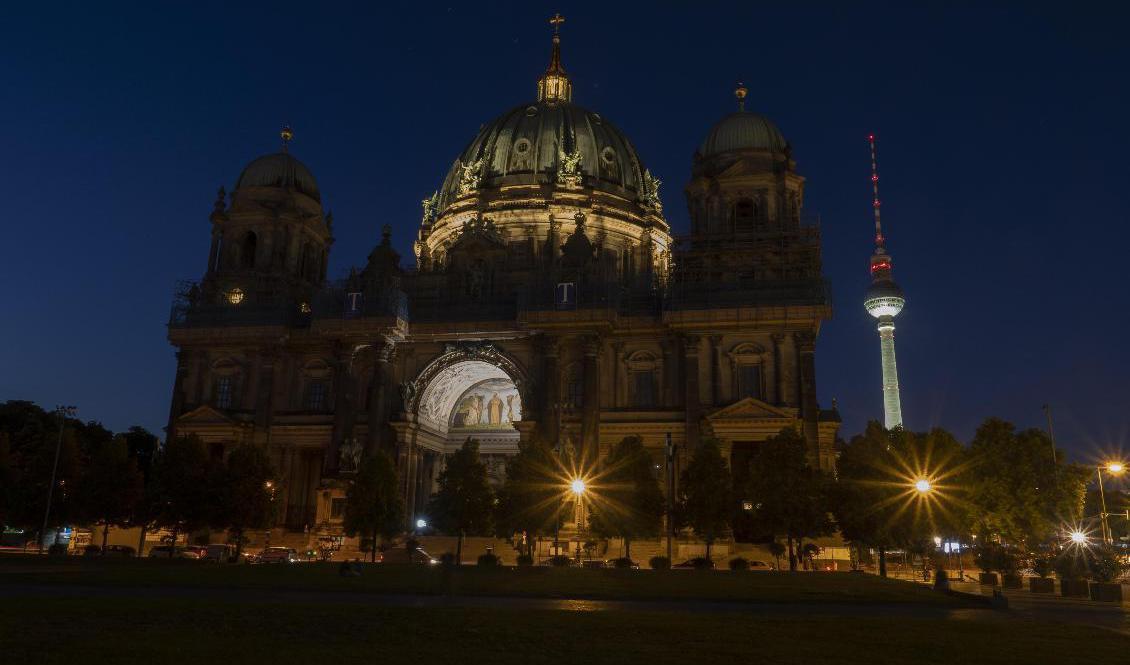 Domkyrkan Berliner Dom är inte längre fullt upplyst på natten. Arkivbild Foto: Paul Zinken/AP/TT