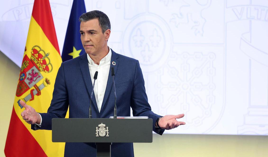 "Jag vill att ni lägger märke till att jag inte bär slips", sade Sanchez vid en presskonferens i Madrid på fredagen. Foto: Eduardo Parra/AP/TT