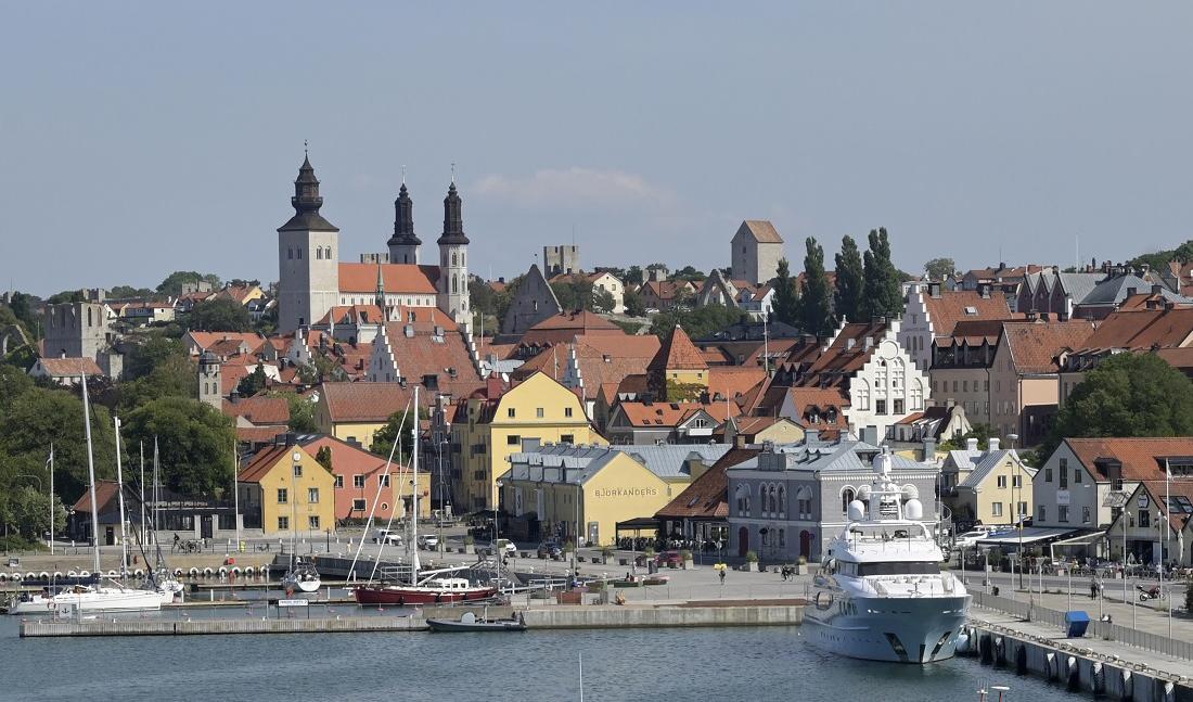 Hemester, eller att semestra hemma i Sverige, verkar vara en trend som håller i sig efter pandemiåren. Visby och Gotland lockar många svenska semesterfirare. Foto: Fredrik Sandberg/TT