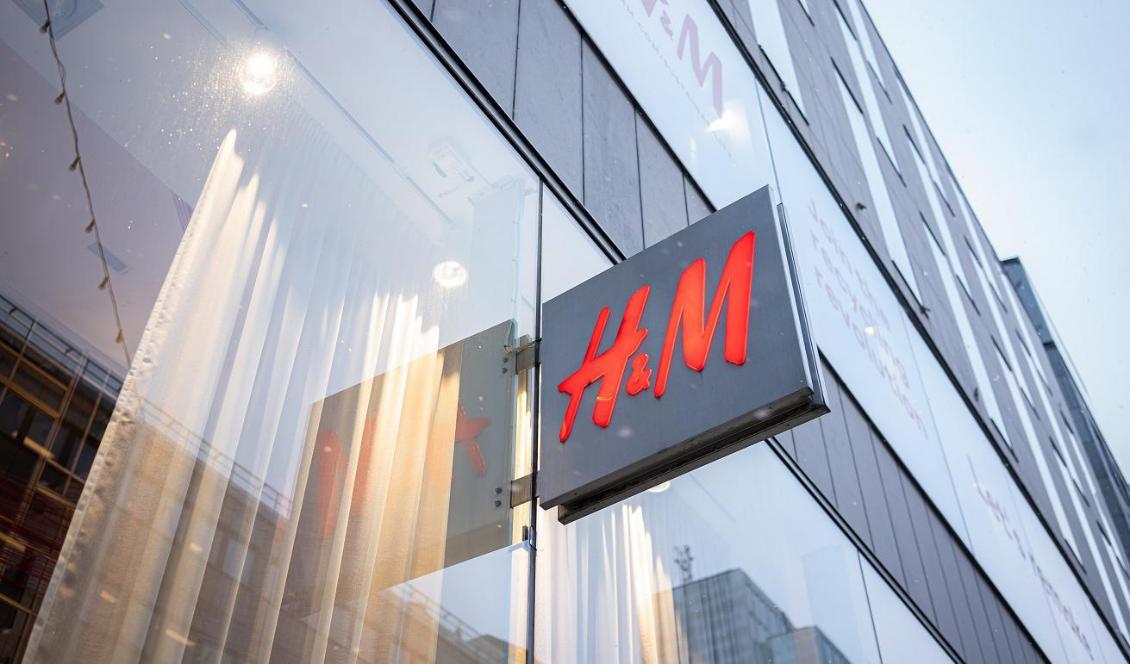 

H&M avvecklar nu sin verksamhet i Ryssland. På bilden syns H&M:s logga i centrala Stockholm. Foto: Sofia Drevemo                                                                                        