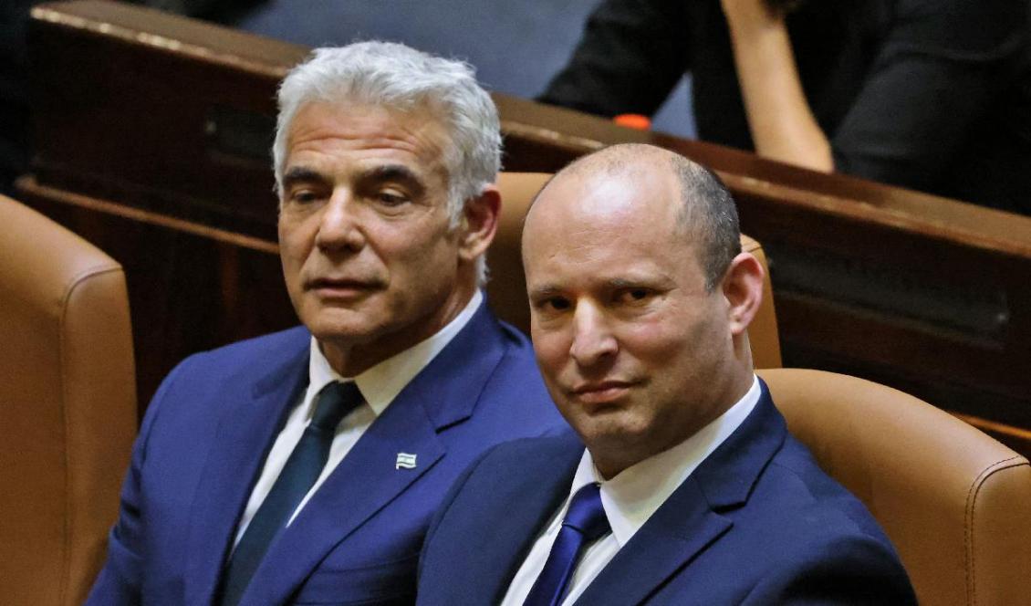 Israels tidigare utrikesminister Yair Lapid (till vänster) tog över som tillfällig premiärminister från den 1 juli sedan den tidigare premiärministern Naftali Bennett avgått. Foto: Emmanuel Donand/AFP via Getty Images