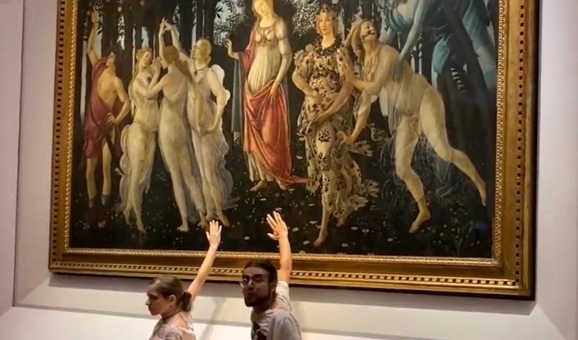 
Två klimataktivister har limmat fast sig i en Botticelli-tavla i Florens i Italien: Foto: Ultima Generazione/Faksimil                                            