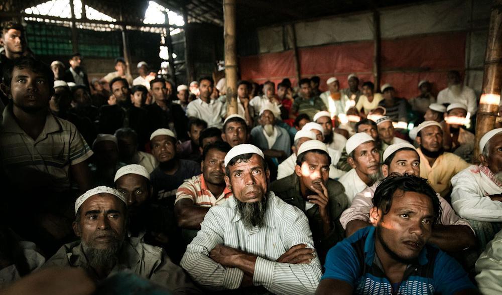 
Rohingyer på en restaurang i ett flyktingläger i Bangladesh tittar på en tv-sändning från Internationella domstolen i december 2019. Foto: Allicon Joyce/Getty Images                                            