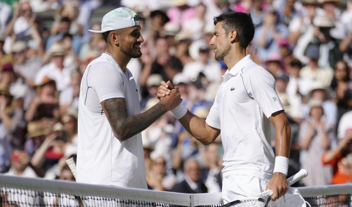 
Nick Kyrgios och Novak Djokovic tackar varandra efter finalen i årets Wimbledonturnering, som Djokovic vann för fjärde gången på raken. Foto. Kirsty Wigglesworth/AP Photo                                            