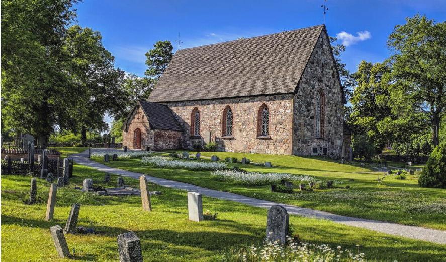 


Det finns ofta många gamla begravningsplatser vid våra kyrkor. På bilden ses Håtuna kyrka, en av de äldsta i Sverige. Foto: Emil Almberg                                                                                                                                    