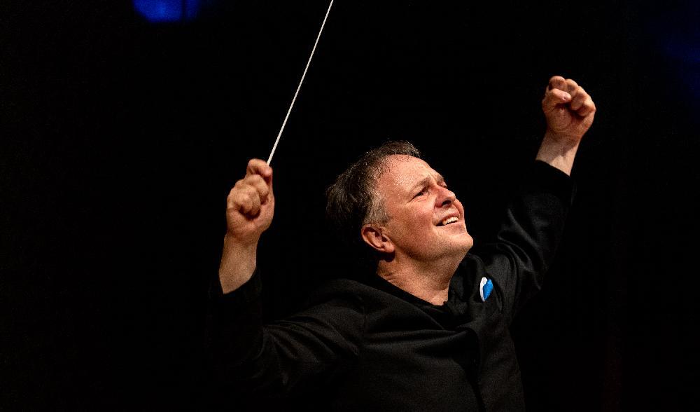 Oramo & Sibelius är en musikdokumentär i regi av David Tarrodi. I filmen medverkar bland annat dirigenten Sakari Oramo. Foto: Yanan Li