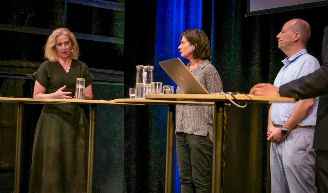 Kulturminister Jeanette Gustafsdotter, Maria Groop Russel, vd för Dramaten, och Mikael Brännvall, vd för Svensk Scenkonst, i en paneldebatt under Almedalsveckan. Foto: Bilbo Lantto