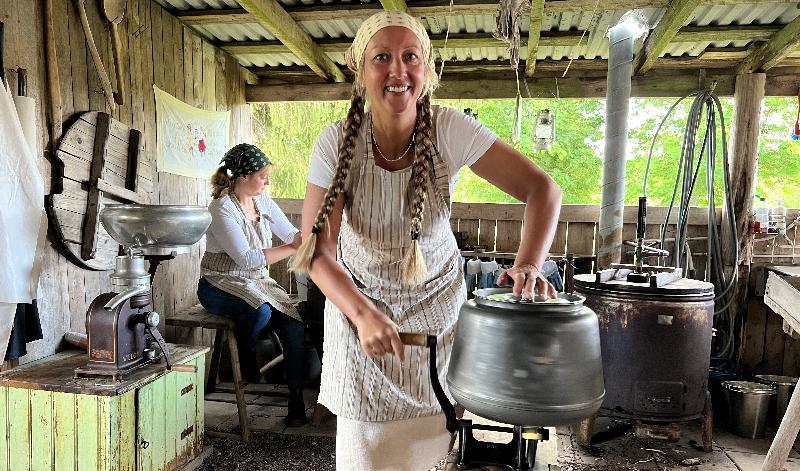 


Tin Gumuns kärnar mjölk som ska bli smör i uteköket på Karl-Tövåsens fäbod. Foto: Sofia Drevemo                                                                                                                                    