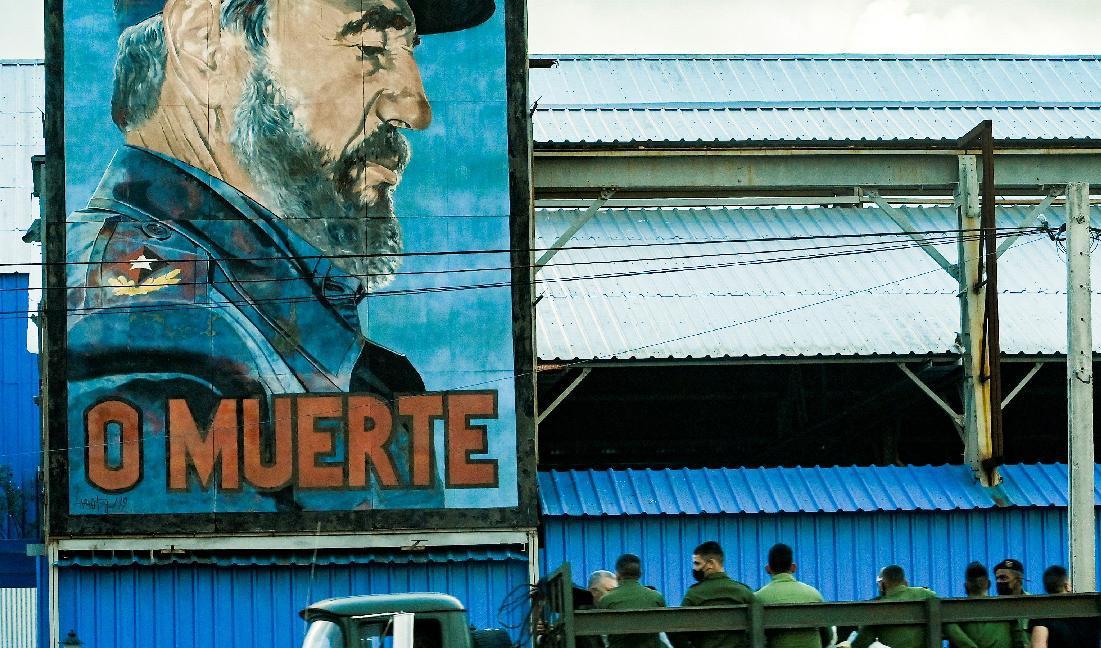 


En lastbil med militärer kör förbi ett plakat med Kubas förre diktator Fidel Castro i Havanna, 2021. Foto: Yamil Lage/AFP via Getty Images                                                                                                                                    